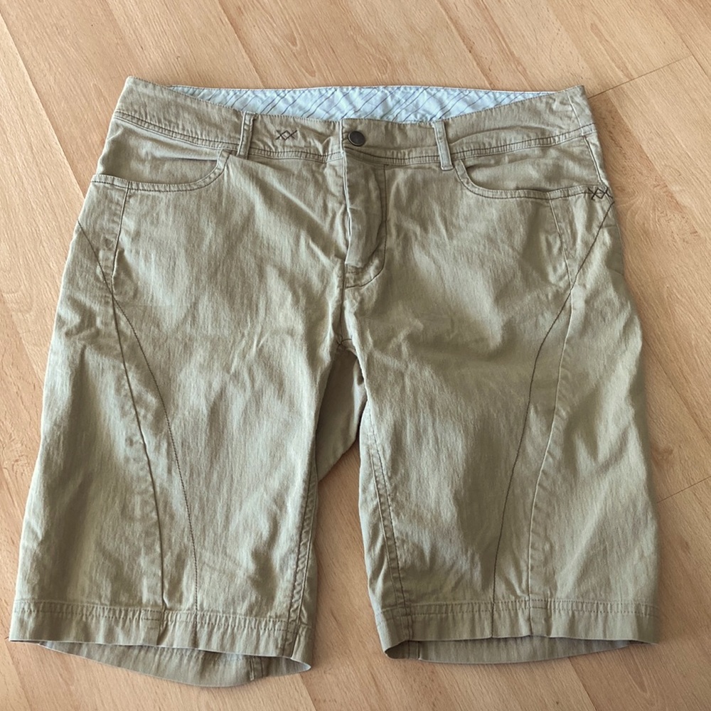 Tan Avia men’s medium shorts